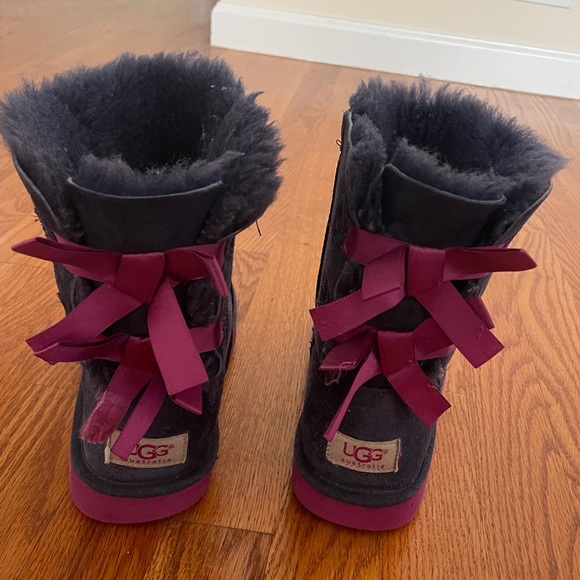 Girls UGG Boots Purple with Bailey Bows in the back, Size 4 - Picture 3 of 4
